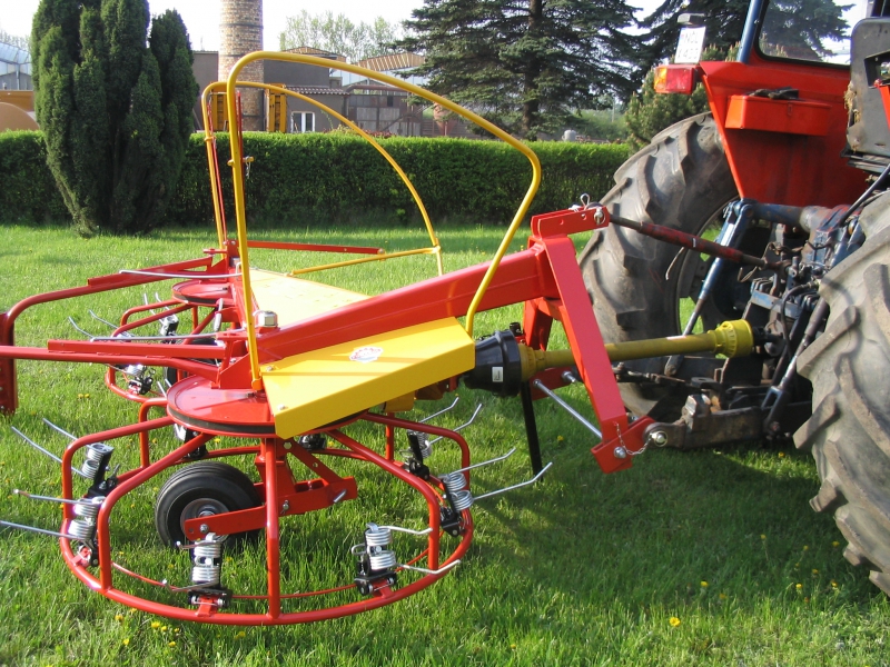 Przetrząsaczo-zgrabiarka maszyna rolnicza Przetrząsaczo-zgrabiarka Z518